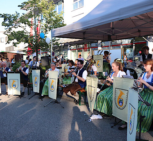 10 Jahre – 10 Bühnen:  Gute Stimmung beim Straßenfest in der Lochhauser Straße